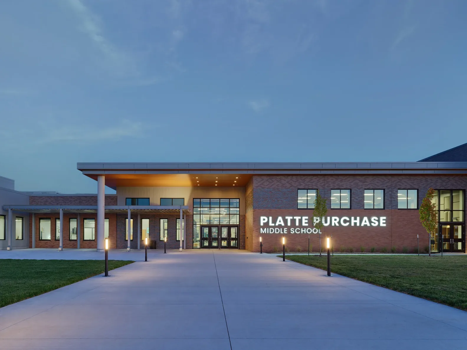 An exterior photo of the entry way at Platte Purchase Middle School, built by McCownGordon Construction.