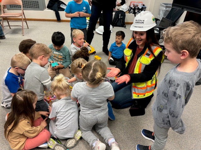 McCownGordon Construction associate volunteering with preschools students